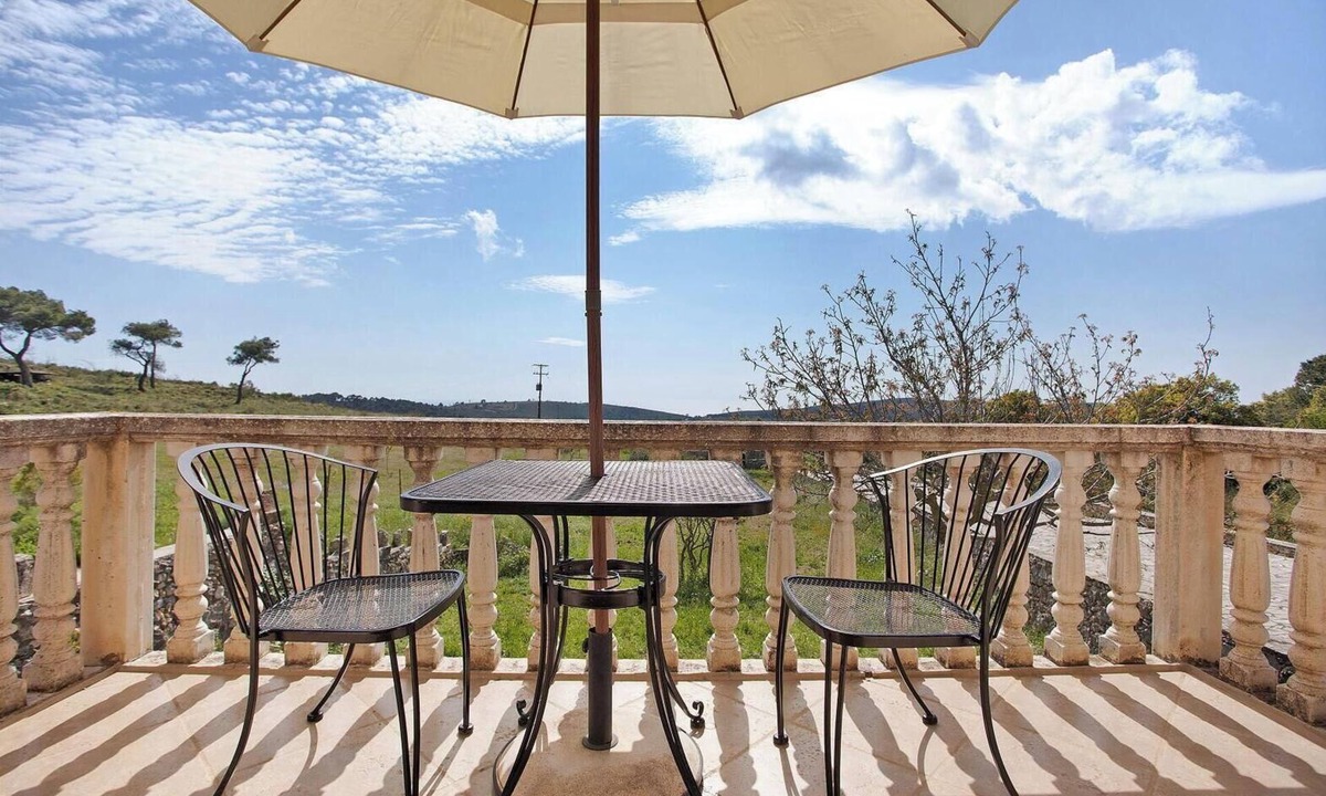 Volimai Apartment | Studio apartment 'Wild Fig Retreat Helios' with Shared Pool, Wi-Fi and Air Conditioning