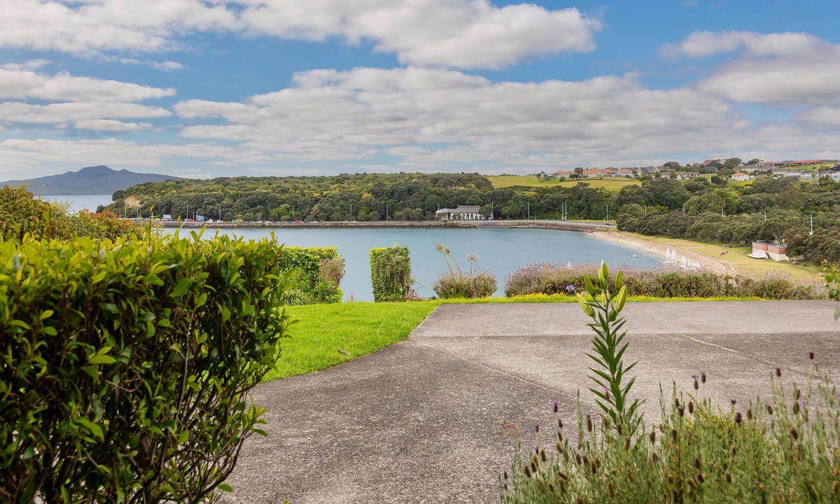 Orakei Apartment | Studio Apartment with Ocean Views on Paritai