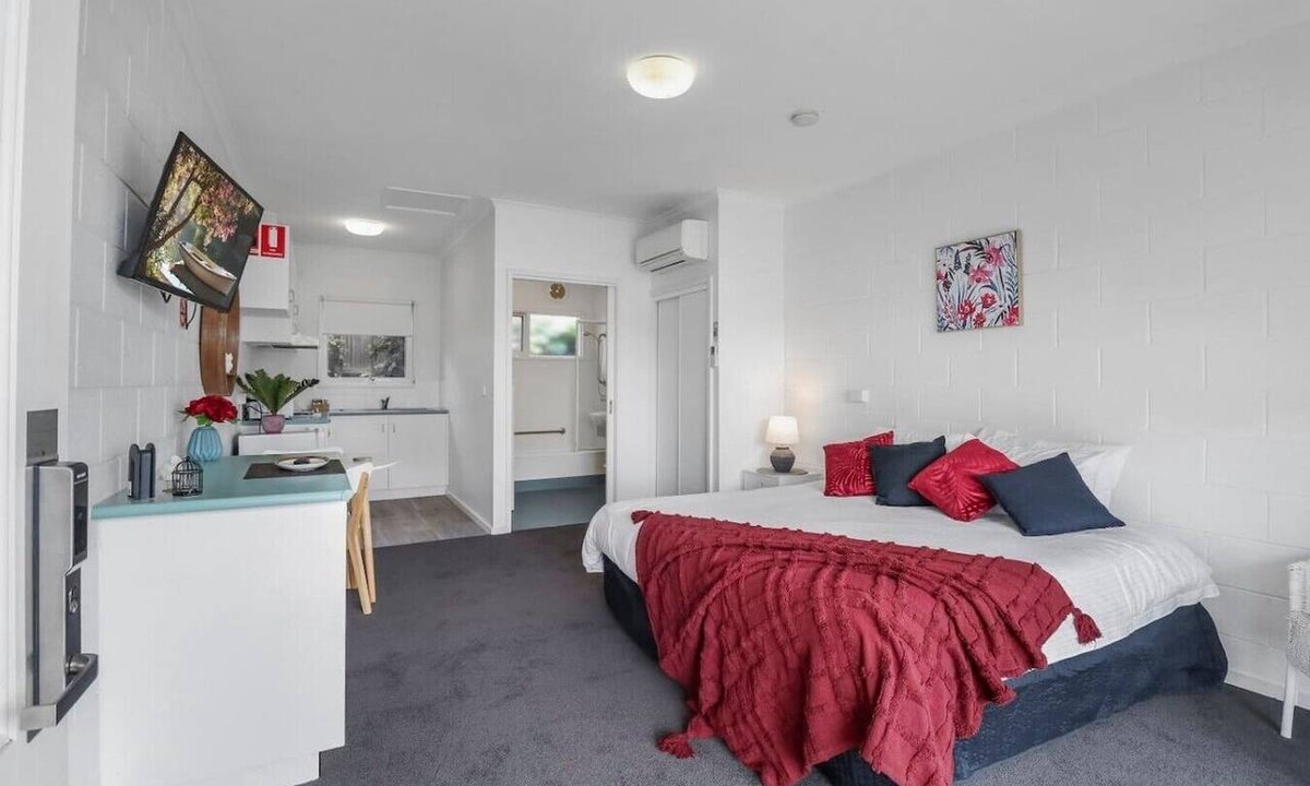 Geelong Apartment | Studio Apt, Essential Comfort, CBD, Mibnb