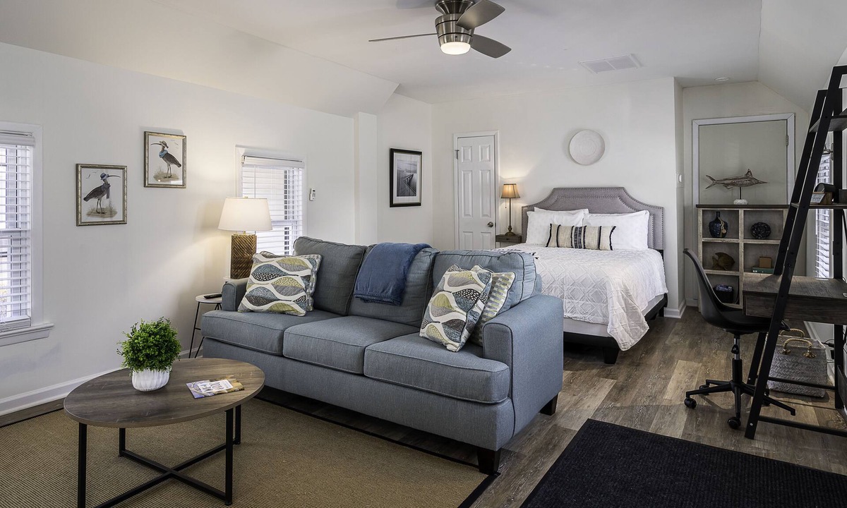 Charlotte Apartment | Studio Apt-Premium Queen Mattress-Landmarks Close!n