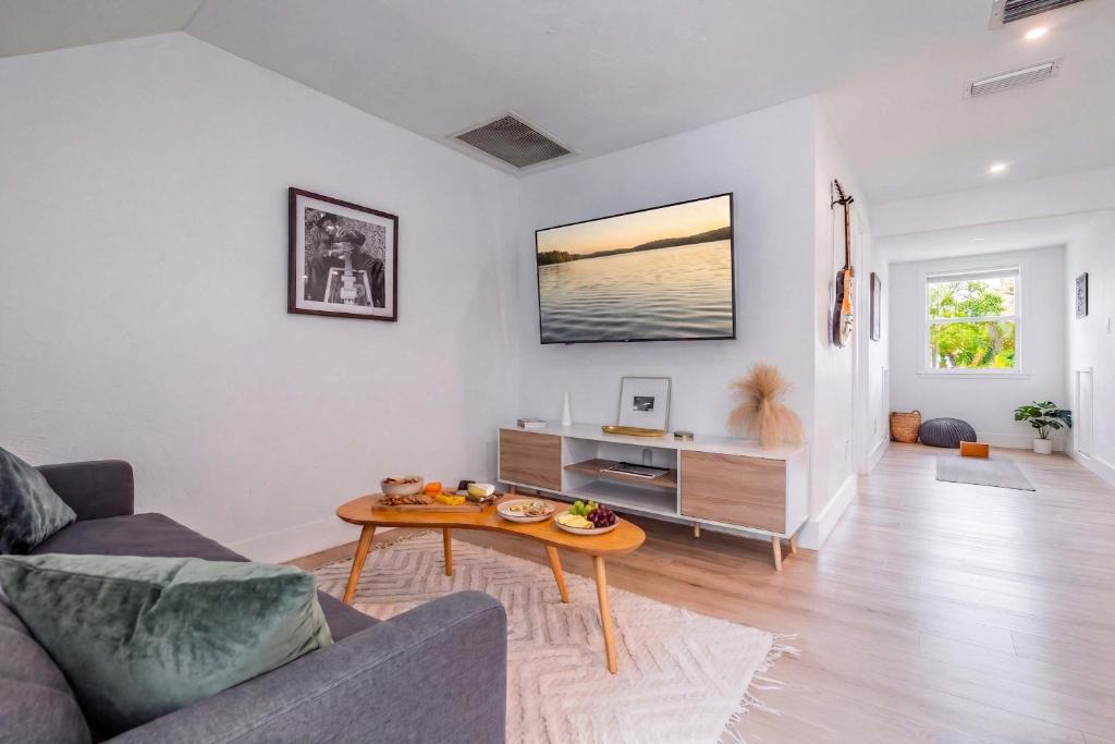 Gainesville Apartment | Studio at The Key - 1mi to UF & DT , Full Kitchen