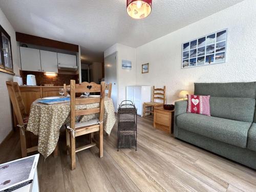 La Salle-les-Alpes Apartment | Studio avec coin montagne - 4 pers, à 100m des télécabines, piscine, parking, casier à ski - FR-1-330F-94