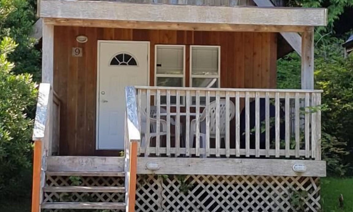 Ucluelet Cottage | Studio B - Cozy Cottage Walking Distance to Two Beaches