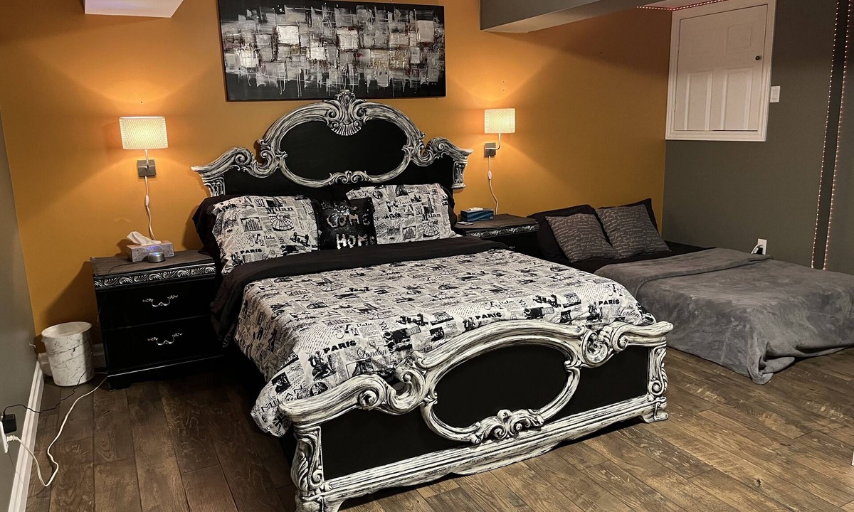 Milton House | Studio Bedroom 2 beds Barn Door, full washroom, home gym, fridge,Large smart tv