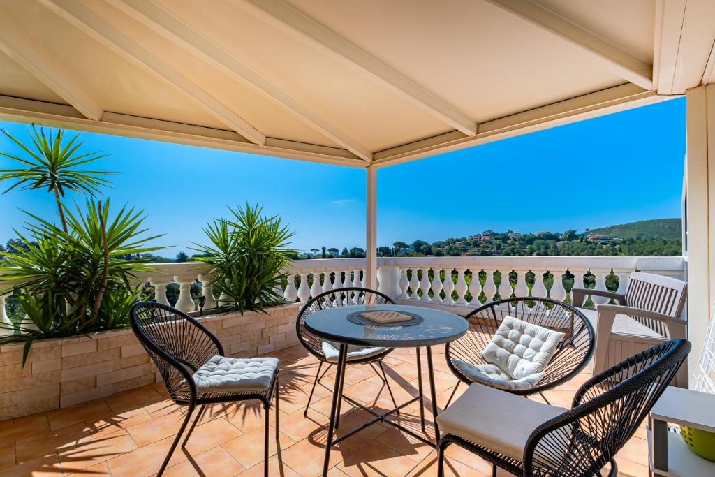 Mandelieu-La-Napoule Apartment | Studio BELLE VUE - Axelle Loc'Appart