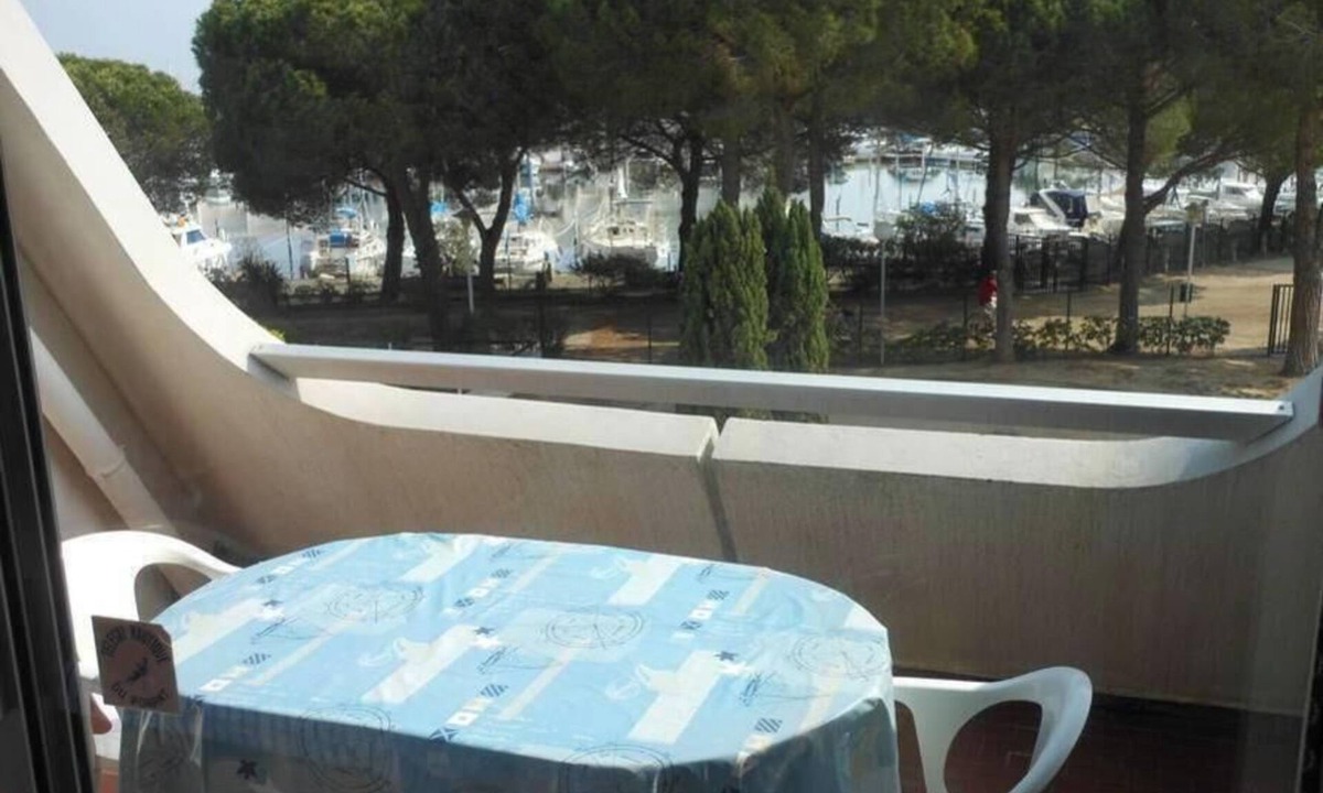 Le Grau-Du-Roi Apartment | Studio cabin .sleeps 4. PORT VIEW.