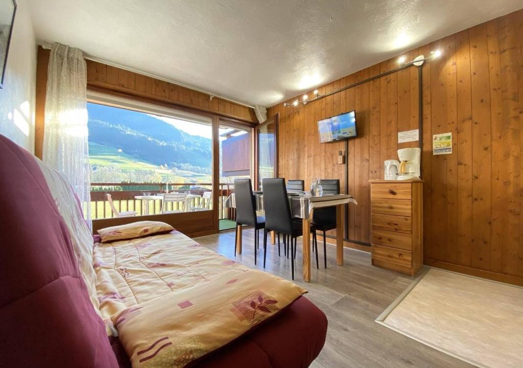 Praz-sur-Arly Apartment | Studio cabine à Praz-sur-Arly, vue sur pistes - 4 pers, parking, balcon, proche village et ski - FR-1-603-11