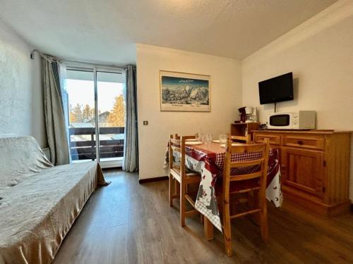 Puy-Saint-Vincent Apartment | Studio cabine chaleureux avec balcon, proche pistes, 4 pers, Puy Saint Vincent - FR-1-330G-9