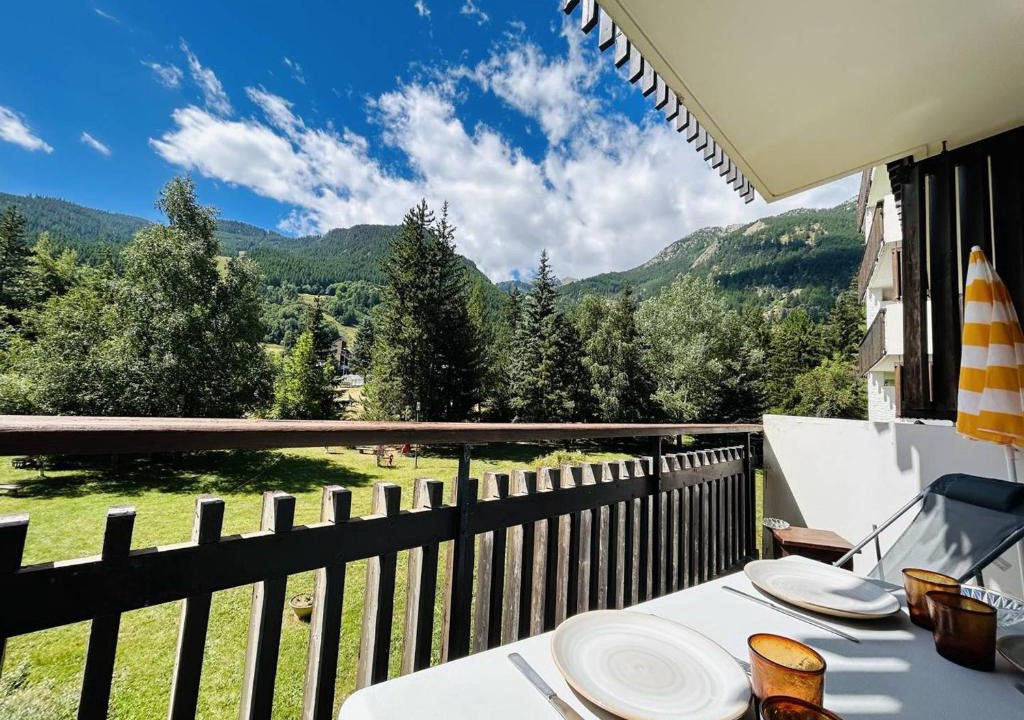 La Salle-les-Alpes Apartment | Studio Cabine Rénové avec Balcon et Parking Près des Pistes – La Salle-les-Alpes - FR-1-330F-220