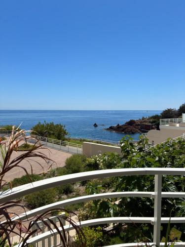 Le Trayas Apartment | Studio calme vue mer pieds dans l'eau