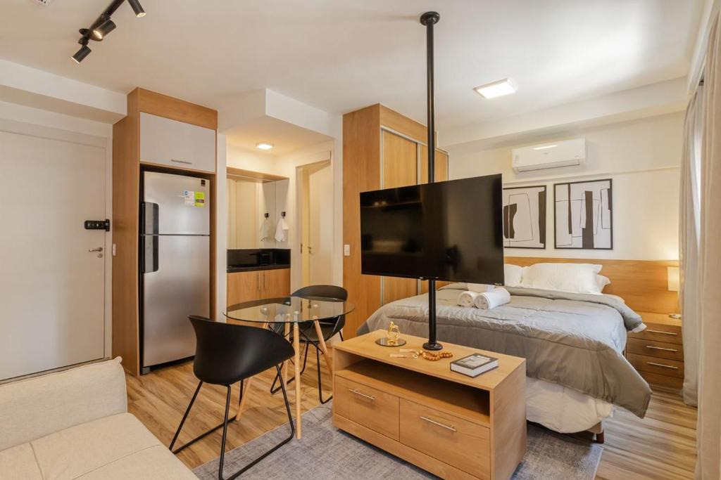 Pinheiros Apartment | Studio com Varanda ao lado do metro em Pinheiros