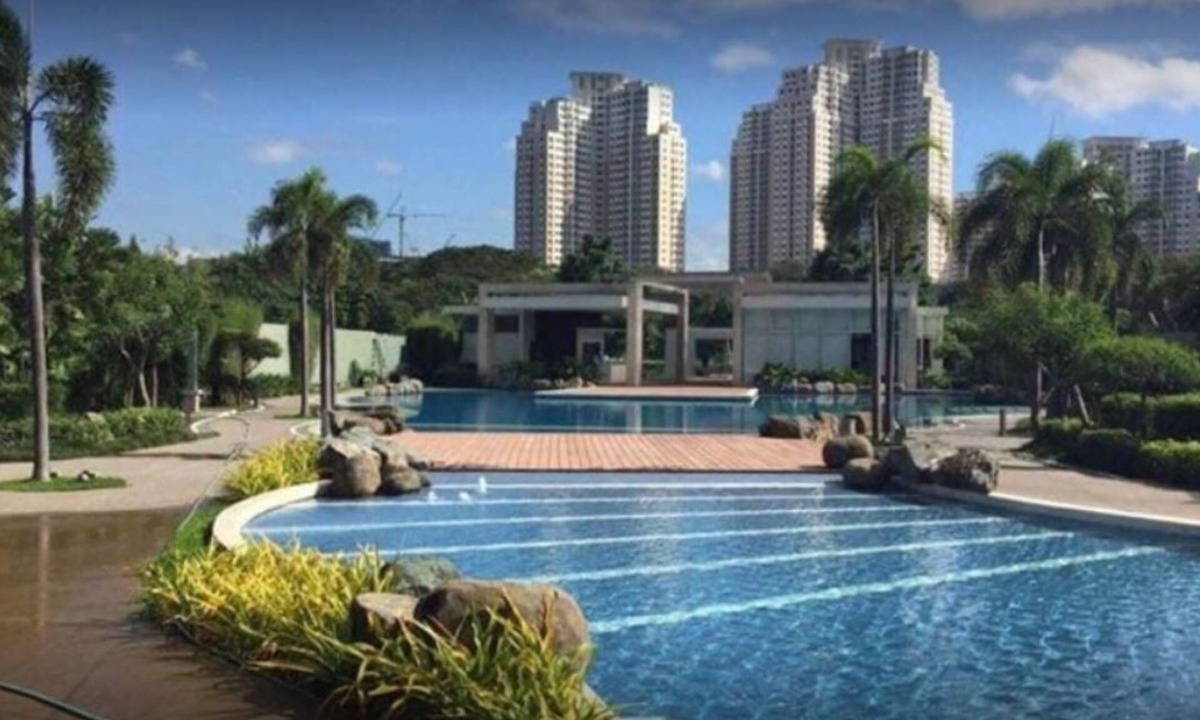Ugong Condo | STUDIO CONDOMINIUM- SHORT/LONG STAY APARTMENT WITH SWIMMING POOL