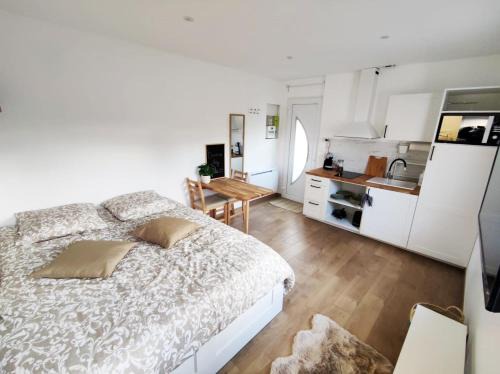 Saint-Denis-de-l'Hotel Apartment | Studio cosy Bienvenue chez Elle