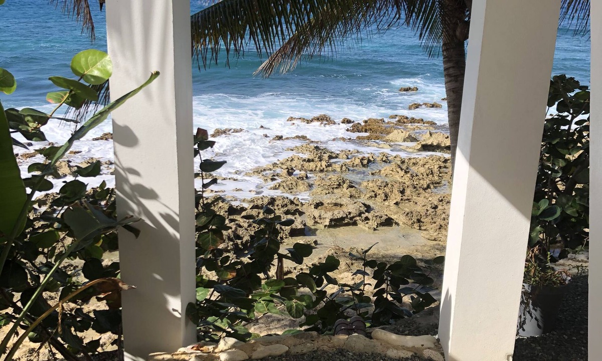 Estate La Vallee Apartment | Studio directly on the Cane Bay Beach ! Wake up to the sounds of the waves !