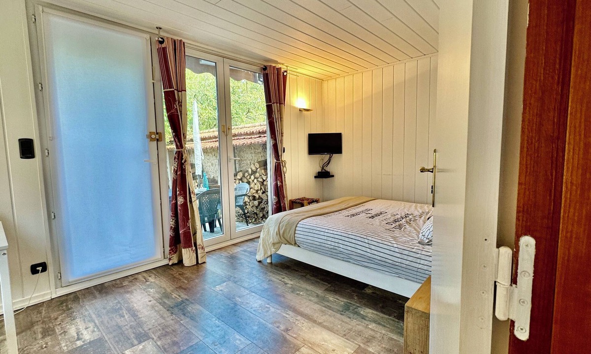 Chartres Apartment | Studio du Bourgneuf in Chartres, with terrace, garden and swimming pool