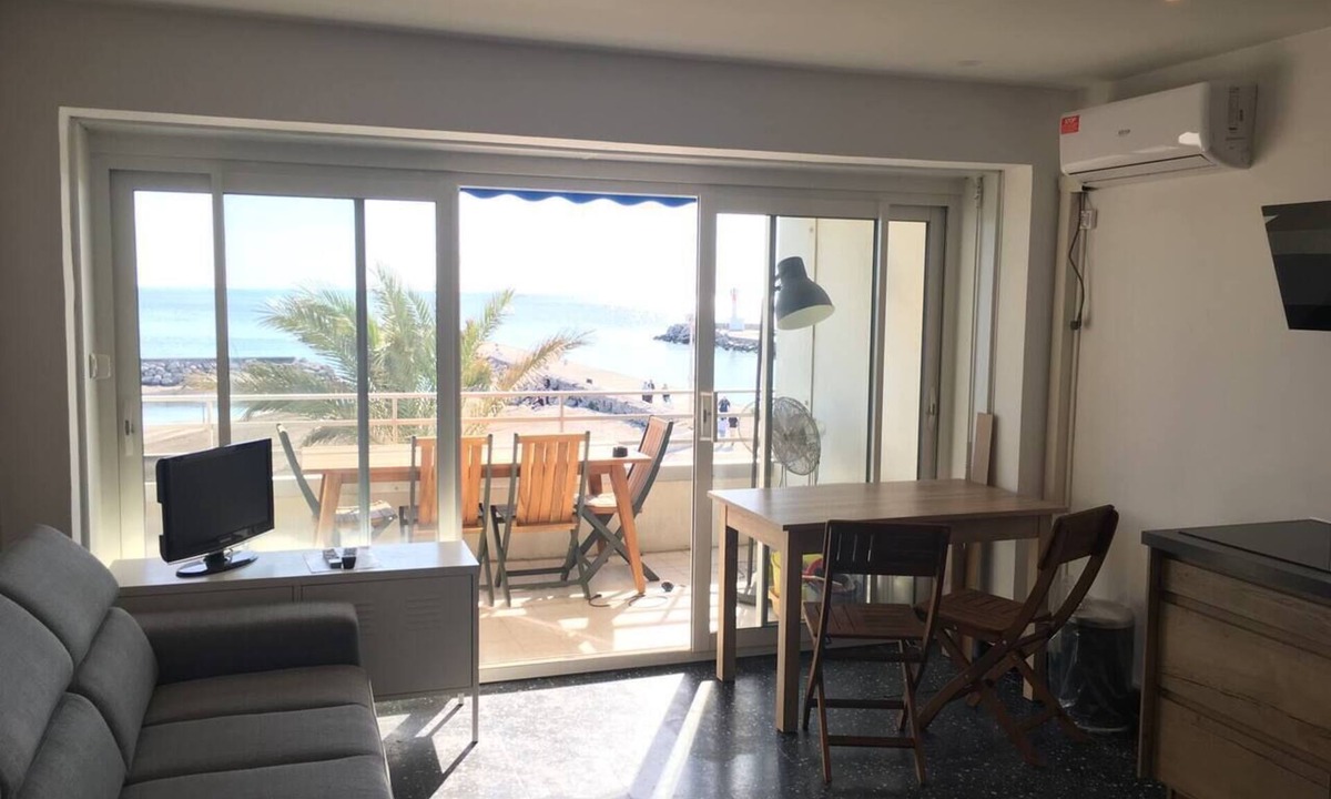 Le Grau-Du-Roi Apartment | Studio facing the sea with terrace and direct access to the beach and the Grau-du-Roi center