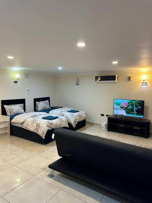 Redbridge Apartment | Studio flat Gants Hill with Free Parking