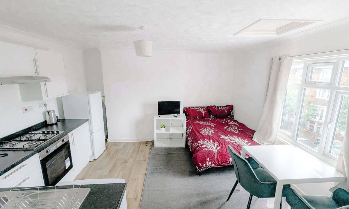Slough Apartment | Studio flat - ideal for Heathrow & Slough Business