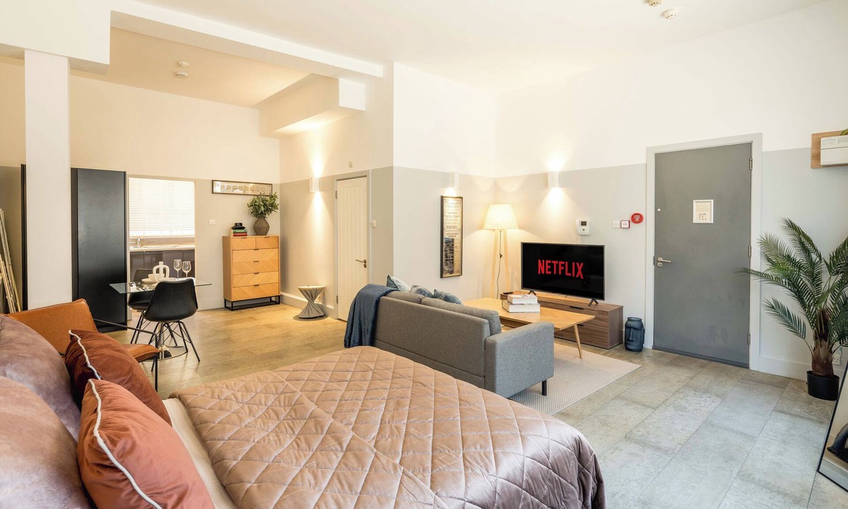 Barbican Apartment | Studio flat in central London-St Paul -massive studio- convenient