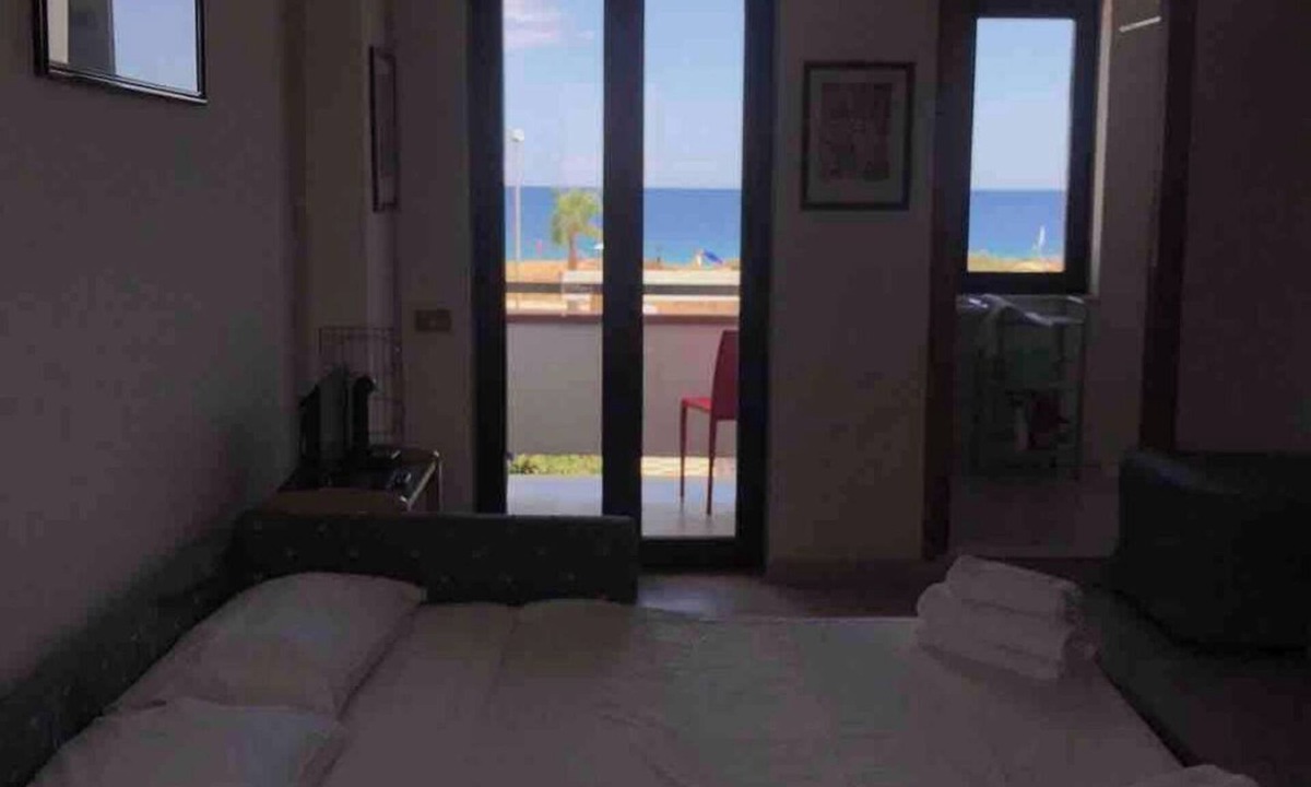 Corigliano Calabro House | studio flat in front of the beach