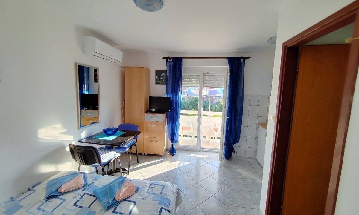 Barbat na Rabu Apartment | Studio flat with balcony and sea view Barbat, Rab (AS-22217-a)