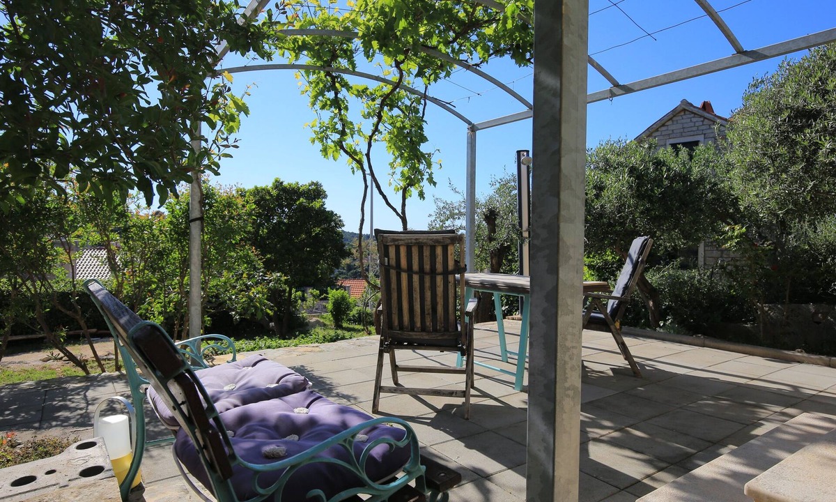 Splitska Apartment | Studio flat with terrace Splitska, Brač (AS-17023-a)