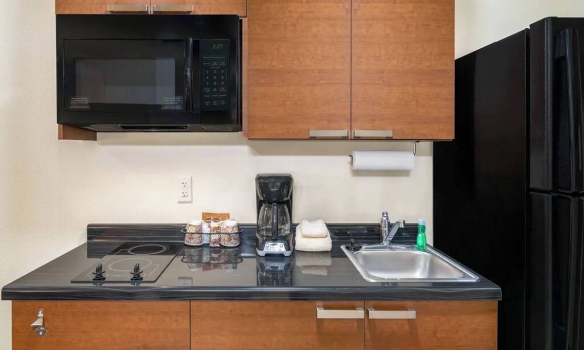 Bismarck Hotel | Studio for Extended Stays w/Full Kitchen & Easy Meal Prep