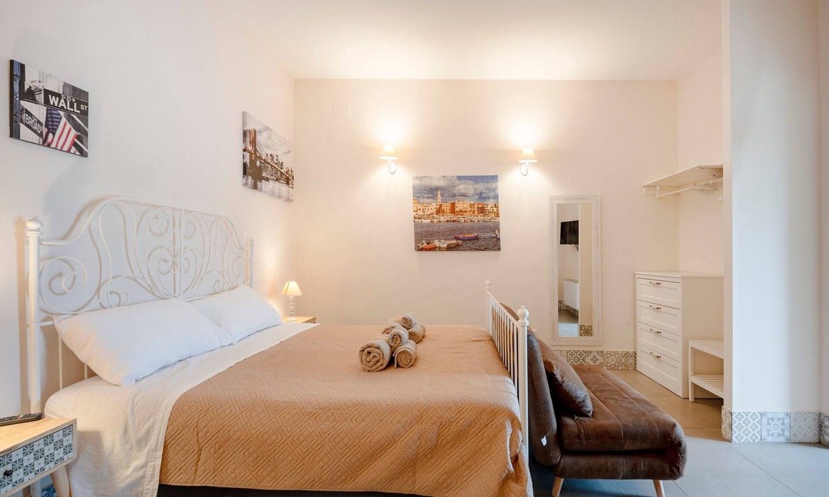 Municipio 5 Apartment | Studio 'Garibaldi54 - Camera del Fico' with Balcony, Wi-Fi and Air Conditioning
