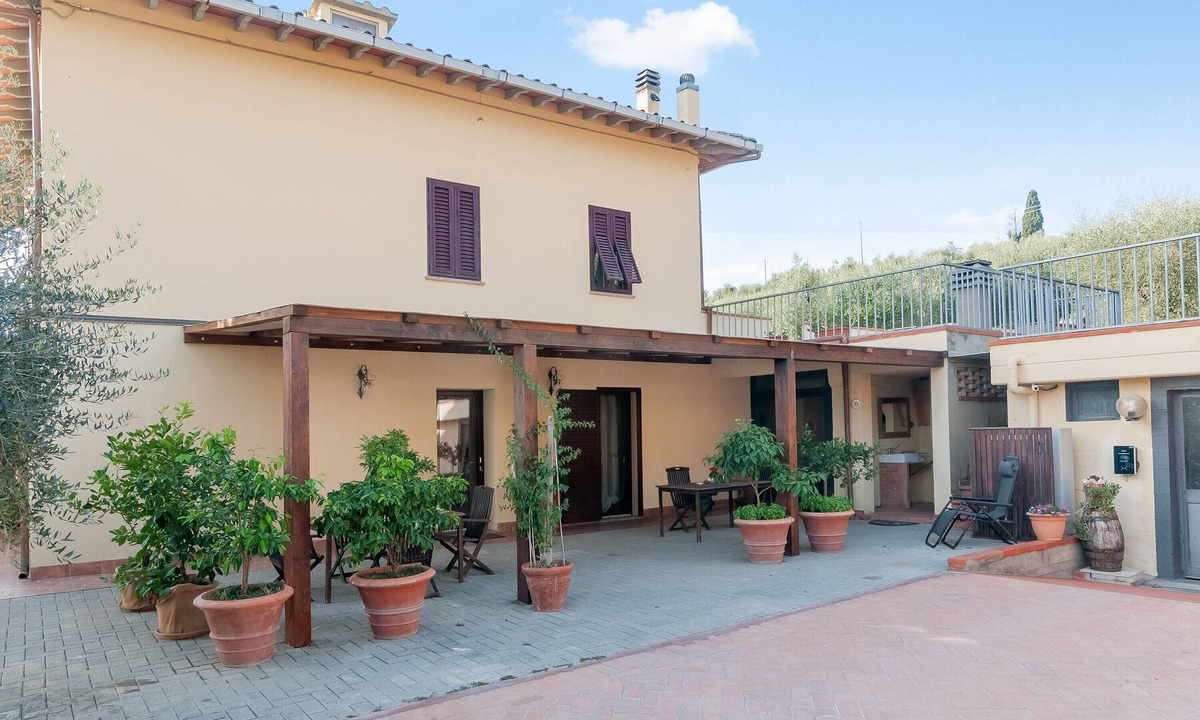 Certaldo Apartment | Studio 'Il Piccolo Borgo - Con Vista' with Shared Pool, Wi-Fi and Air Conditioning