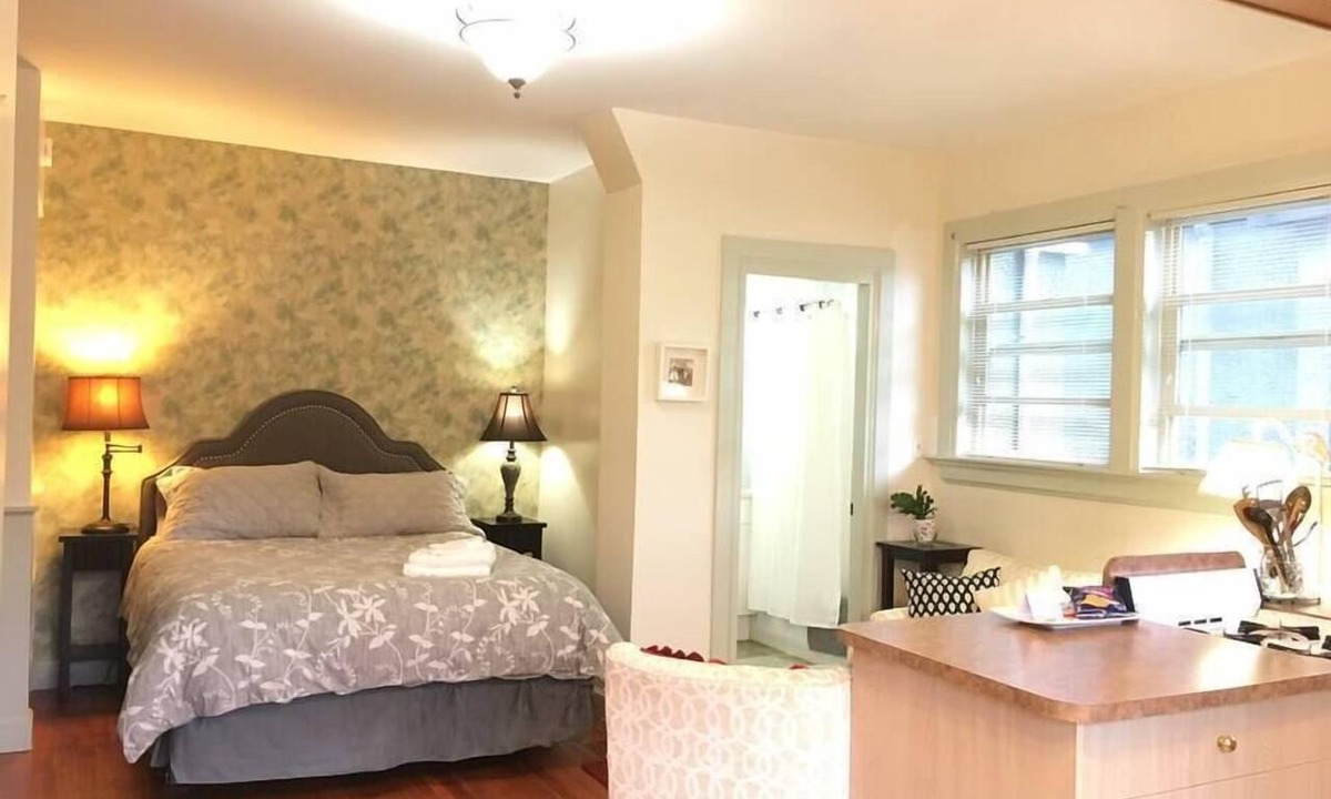 Fairfield Apartment | Studio in Charming Manor near DT, Free Parking