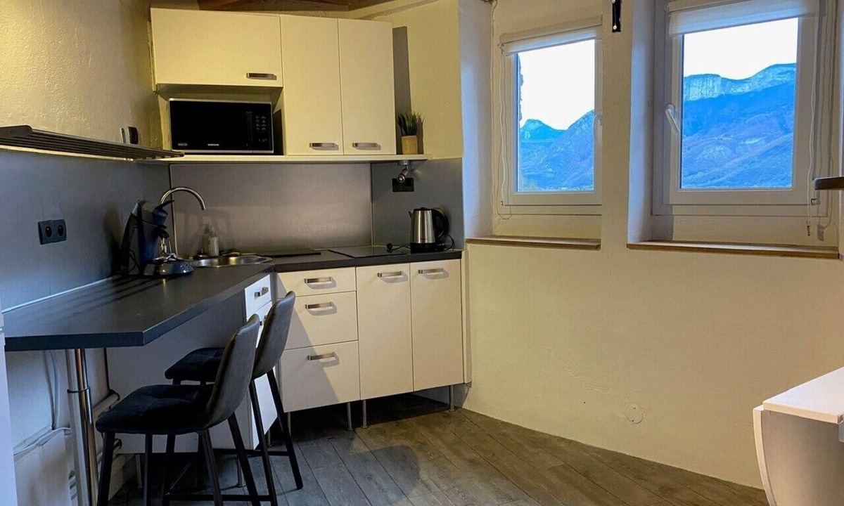 Voreppe Apartment | Studio in historic building, in the heart of old Voreppe.