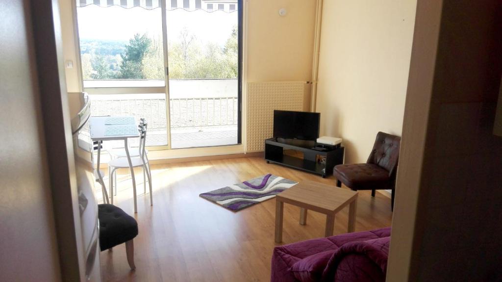 Montrichard Apartment | Studio in Montrichard with balcony and WiFi