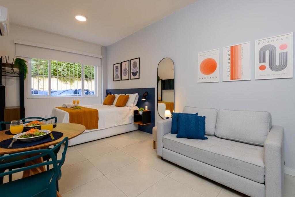 Catete Apartment | Studio inspirado em Athos Bulcao, AC, WiFi, TV
