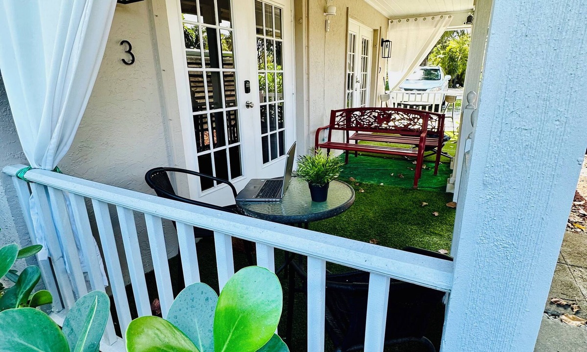 Old Northwood House | Studio/King size bed and kitchenet