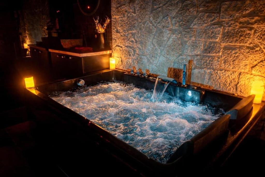 Centre Historique Apartment | Studio La Tentation - Spa, Champagne, Lit King Size, Clim
