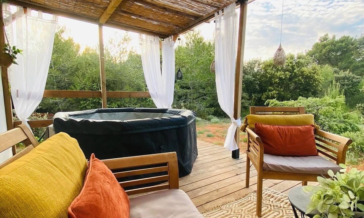 Jouques Apartment | Studio le Nid secret. Loveroom in the heart of nature with spa bath and jacuzzi