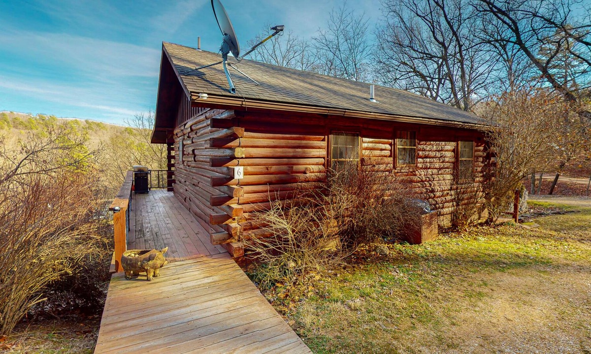 Eureka Springs Cabin | Studio-like cabin in quiet locale with firepit, kayak, fireplace & fishing pole