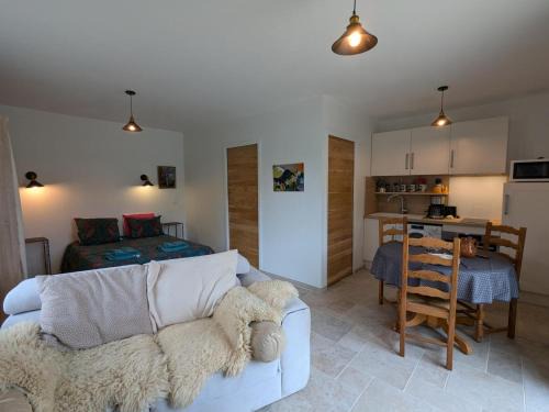 Baignes-Sainte-Radegonde Apartment | Studio moderne avec terrasse, parking et WIFI - FR-1-653-262