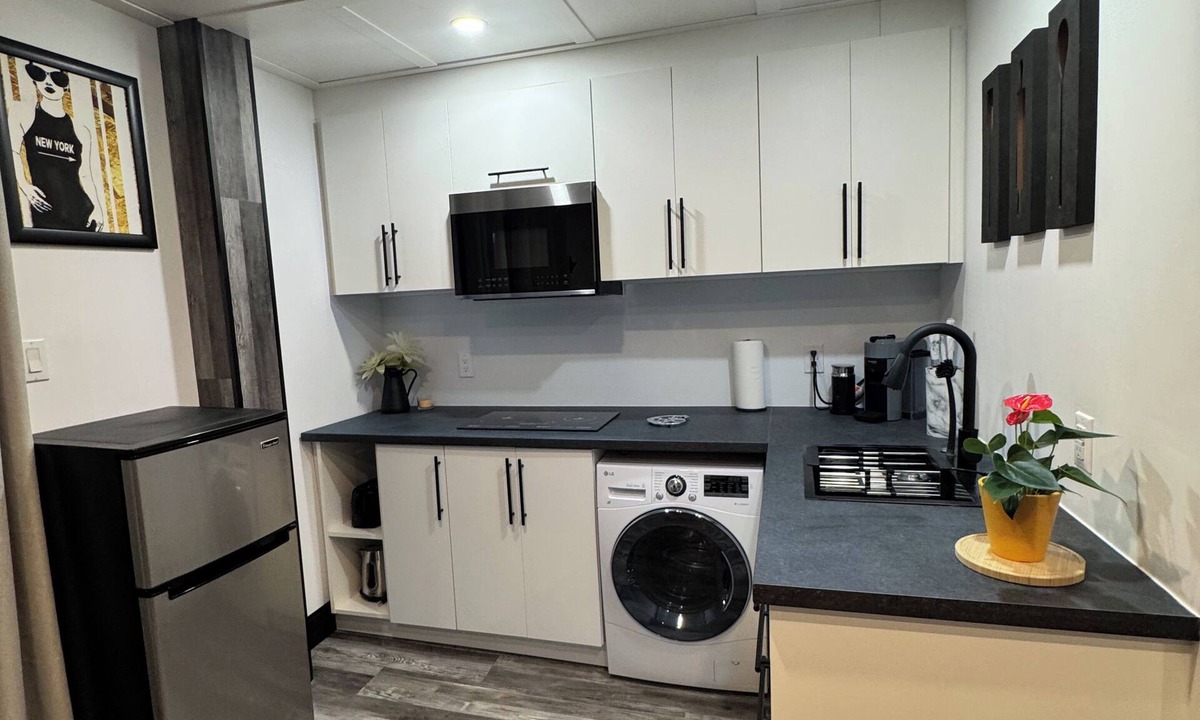 Hull Apartment | Studio Moderne Chic Gatineau/Ottawa