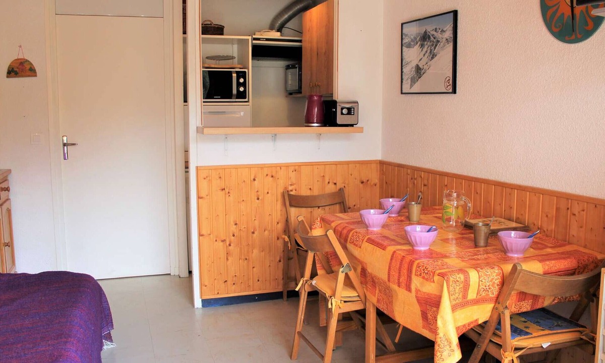 Les Claux Apartment | Studio Mountain Getaway with Balcony, Parking, Near Slopes and Shops