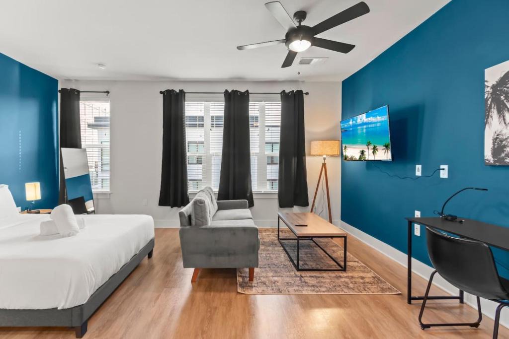 North Hyde Park Apartment | Studio Oasis Pool and Gym CoWorking Spaces