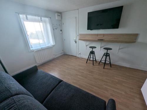 Saint-Jean-d'Ardieres Apartment | Studio proche de la gare