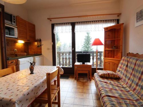 Les Carroz-d'Araches Apartment | Studio pour 4 personnes avec balcon et équipements, au pied des pistes et à 550m du village - FR-1-572-157