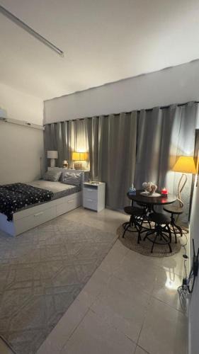 Abu Dhabi House | Studio Room in Corniche