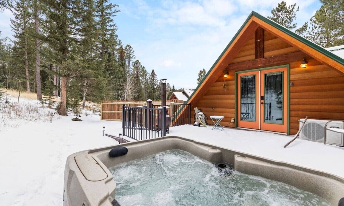 Nemo House | Studio, secluded, HOT TUB, Couples Perfect Getaway