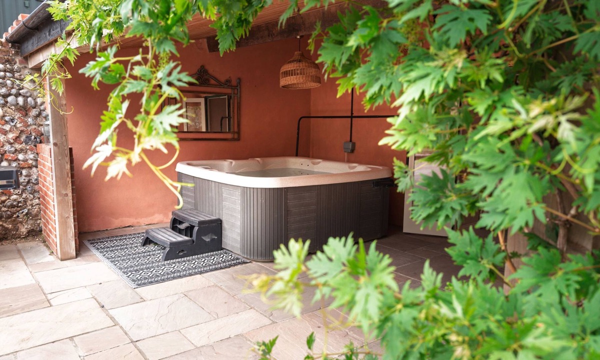 Cromer Apartment | Studio Sleeps 2 w/HotTub-Garden-PetsOK-Parking