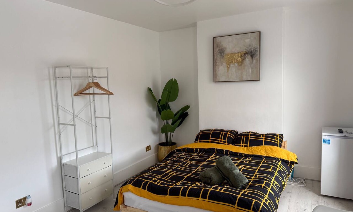 Selhurst Apartment | Studio Sleeps 2 with Air Conditioning