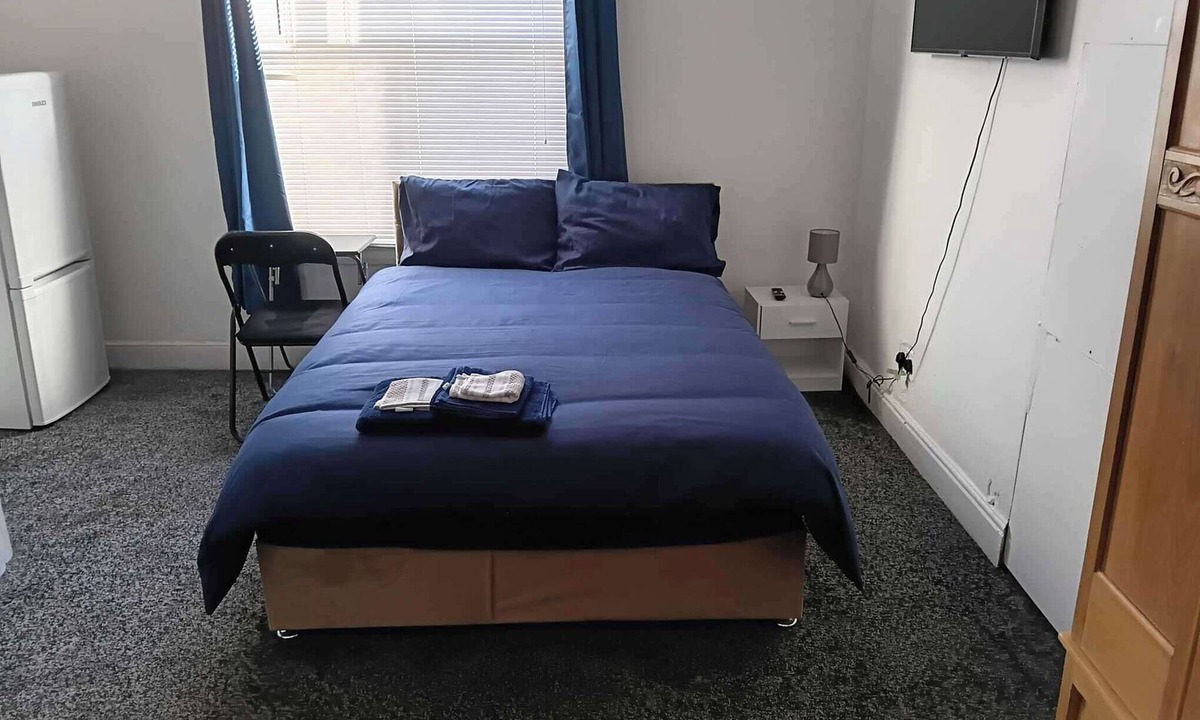 Oldbury Apartment | Studio Sleeps 2 with Parking