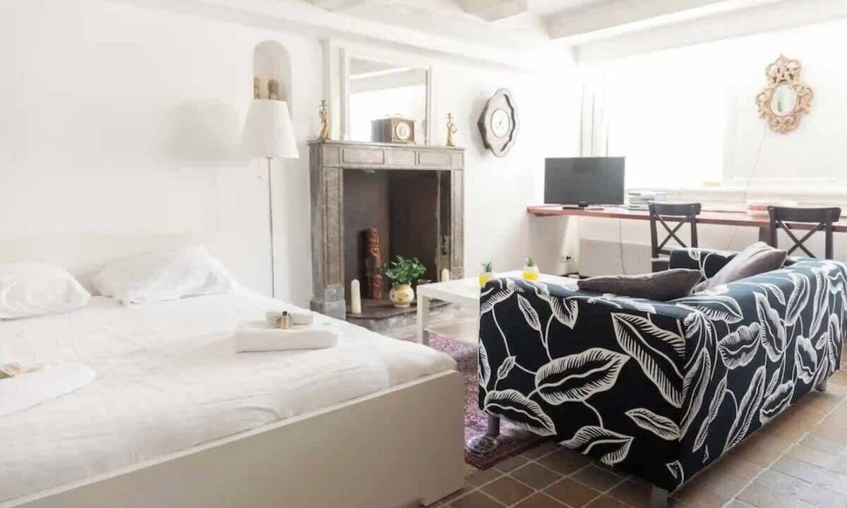 Burgwallen Nieuwe Zijde Apartment | Studio/ Souterrain apartment located at Canal!