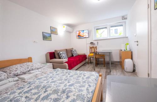 Ljubljana Apartment | Studio Southwest 2 with AirCon & FREE Parking
